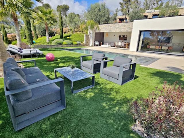 Villa avec piscine et terrasse