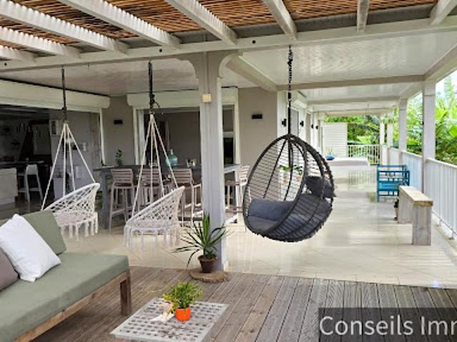 Villa avec piscine et terrasse