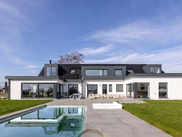 Villa avec piscine et terrasse
