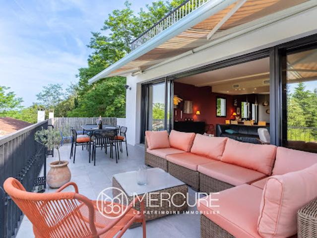 Villa avec piscine et terrasse