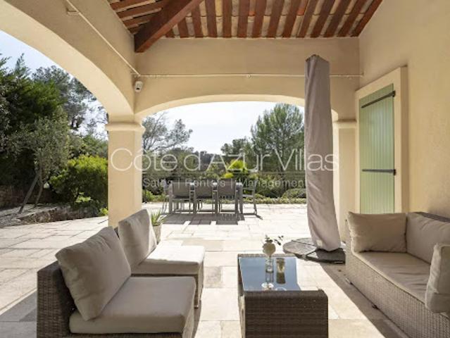 Villa avec piscine et terrasse