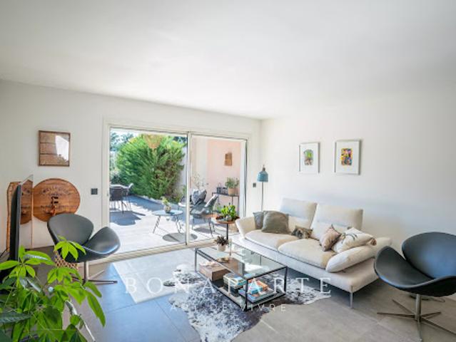Villa avec piscine et terrasse