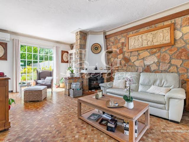 Villa avec piscine et terrasse