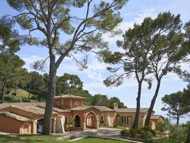 Villa avec piscine et terrasse
