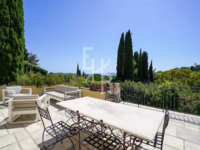 Villa avec piscine et terrasse