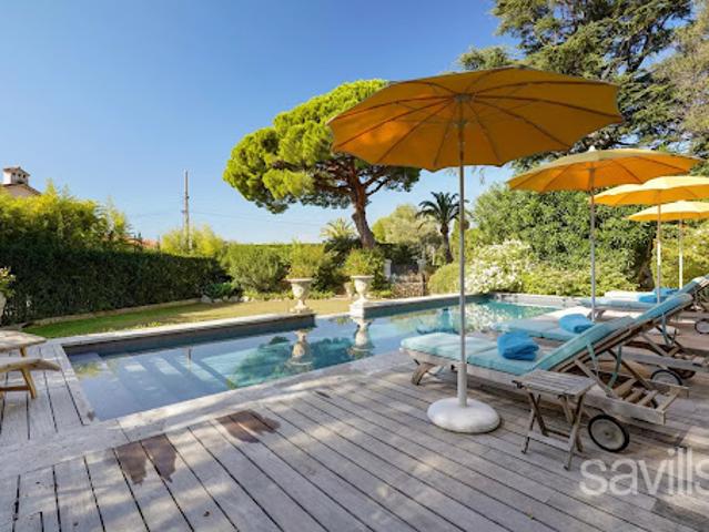 Villa avec piscine et terrasse