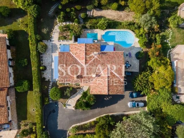 Villa avec piscine et vue golf