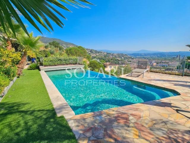 Villa avec piscine et vue panoramique sur la mer et les montagnes