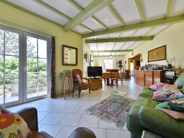 Villa avec piscine, jardin arboré et vue exceptionnelle à 12 km d'Uzès