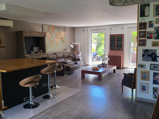 Villa avec piscine sur grand terrain une partie potentiell