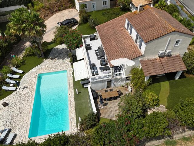 VILLA avec Piscine sur terrain paysager proche plage.