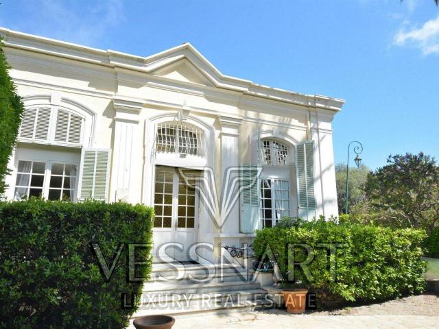Villa avec potentiel dans un domaine fermé proche des plages 220m² Antibes