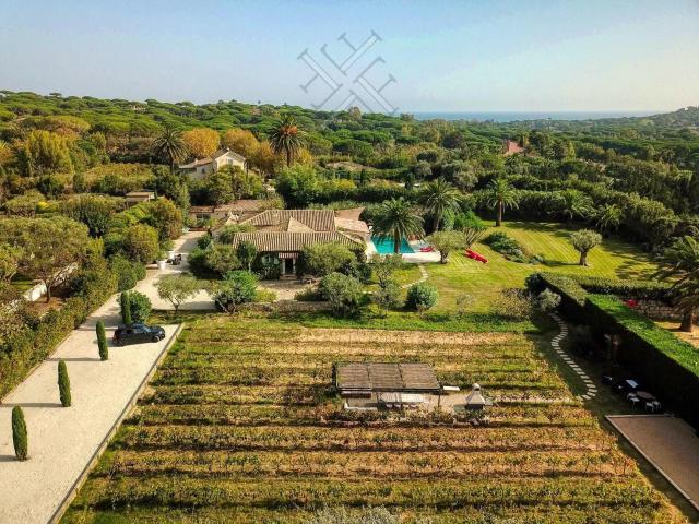 Idéalement située à proximité des Parcs de Saint Tropez, sup. 340m² Saint Tropez