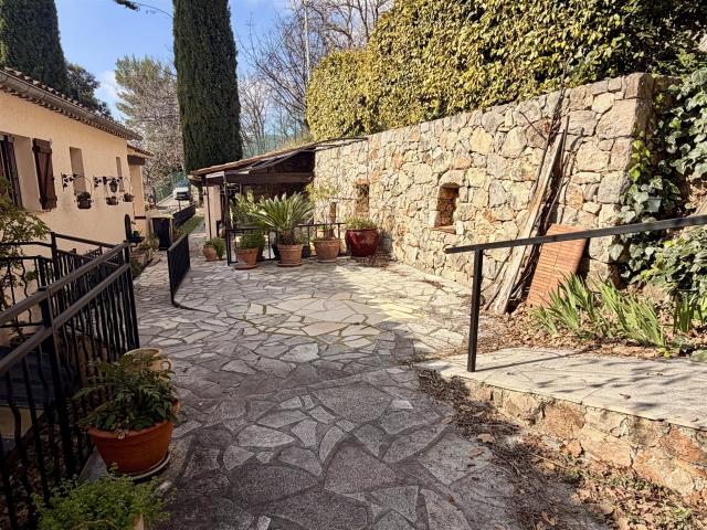 Villa avec vue panoramique, appartement, à pied du village. 148m² Seillans