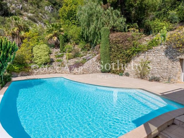 Villa avec vue mer à vendre à Èze dans un domaine privé sécu. 228m² Eze