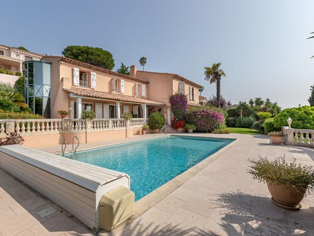Villa avec vue mer à Golfe Juan dans un domaine privé proche. 350m² Golfe Juan