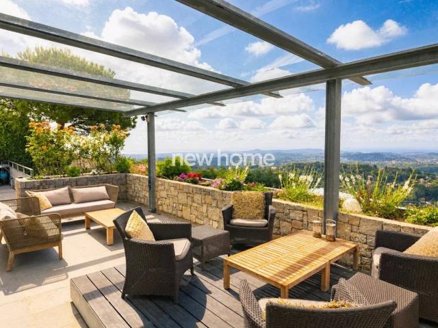 Villa avec vue mer et piscine, au calme à deux pas du village