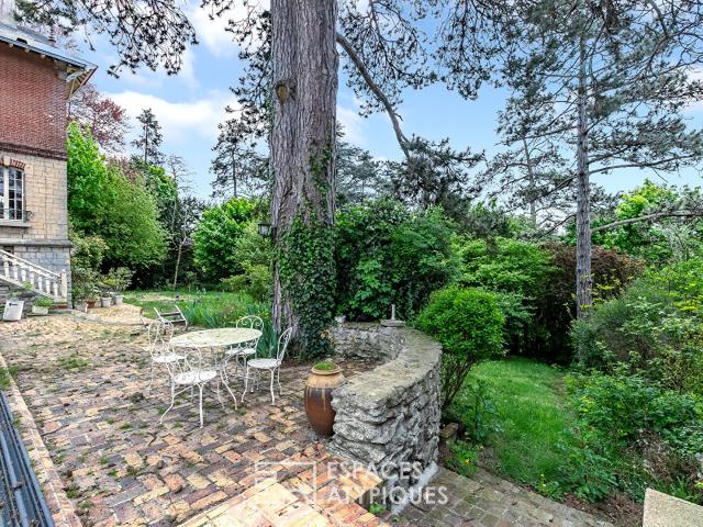 Villa avec vue, piscine et parc arboré, dépendances et maison de gardien