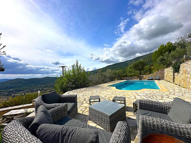 SEILLANS Élégante villa provençale