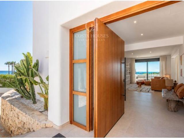 VILLA AZULIA · LUZ IBICENCA Y HORIZONTE MEDITERRANEO EN MORAIRA