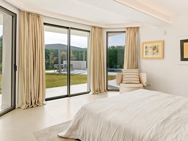 Villa bellamente renovada junto a un gran parque en Nagüeles Marbella Golden Mile