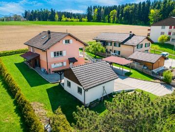 Villa besteht aus zwei Wohnungen mit einem prächtigen Garten
