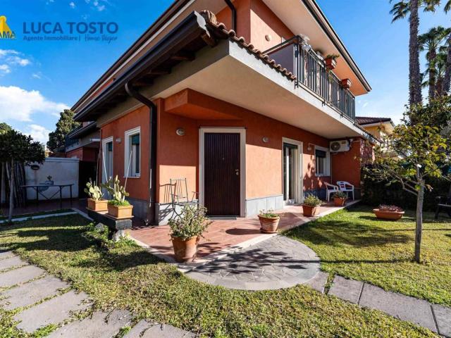 Villa bifamiliare via dei Villini 12a, Valverde