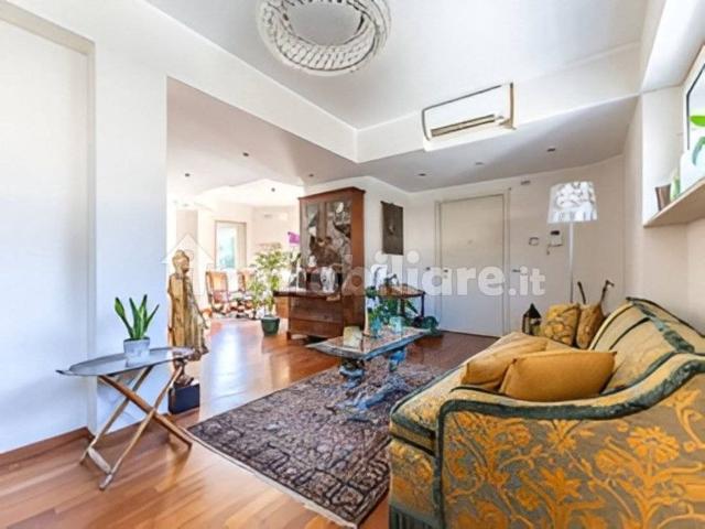 Villa bifamiliare via del Tibet 29, Eur, Roma