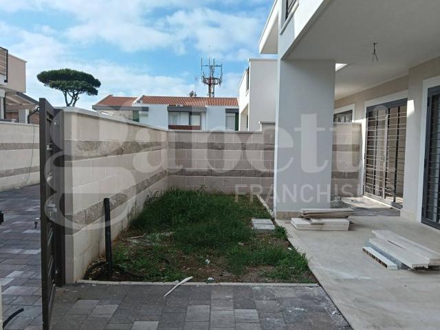 Villa bifamiliare via delle Viole, 39, Villaggio Giornalisti Poggio, Anzio