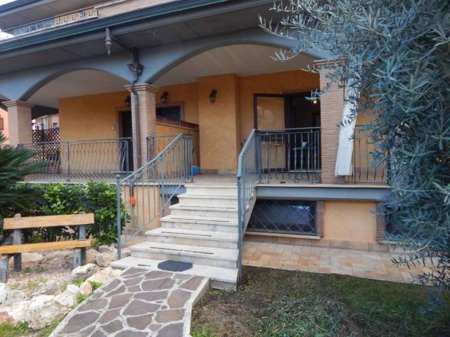 Villa bifamiliare via Terme Vigliatore, Borghesiana, Roma