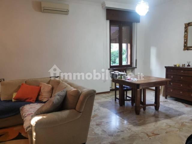 Villa bifamiliare, buono stato, 140 m², Infrangibile, Piacenza