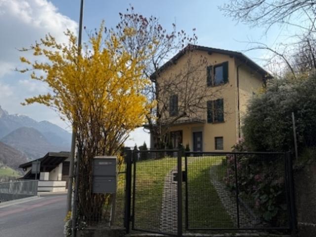 villa bifamiliare composta da due appartamenti con ingresso separato