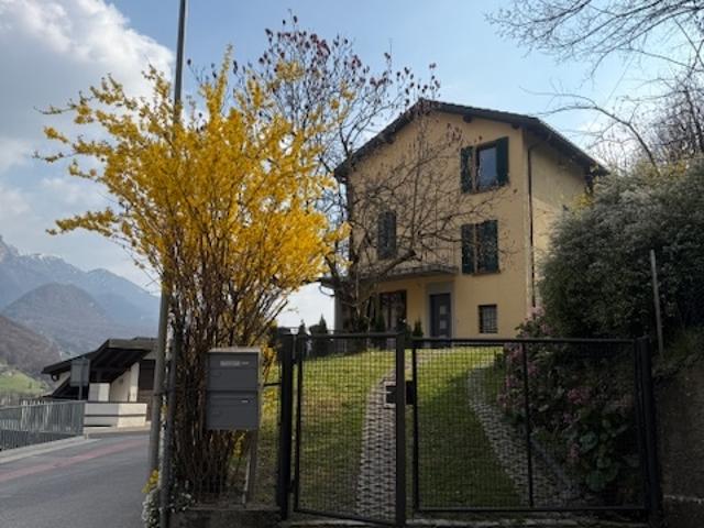 villa bifamiliare composta da due appartamenti con ingresso separato