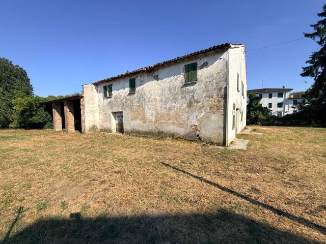 Villa Bifamiliare con Annesso Capannone in vendita a Borgo Mantovano