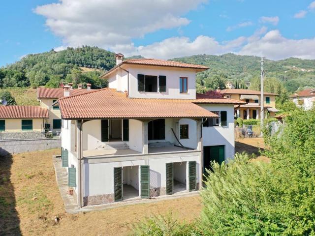Villa Bifamiliare con giardino a Barga