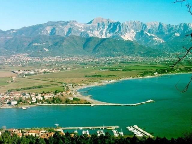 Villa Bifamiliare con giardino a Ortonovo