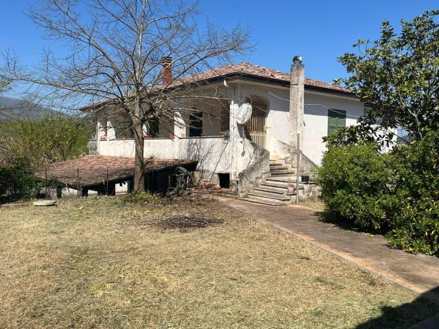 Villa Bifamiliare con giardino, Esperia monticelli