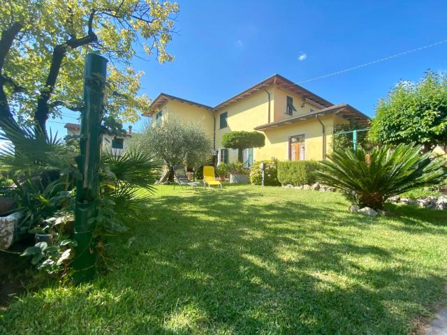 Villa Bifamiliare con giardino, Ortonovo dogana