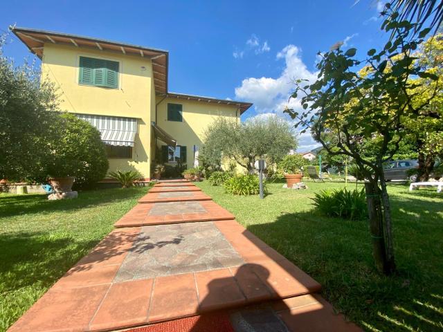 Villa Bifamiliare con giardino, Ortonovo dogana