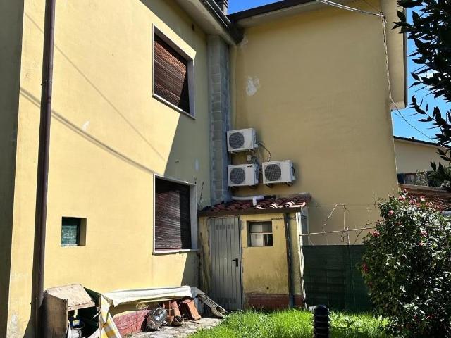 Villa Bifamiliare con giardino, Lucca cappella