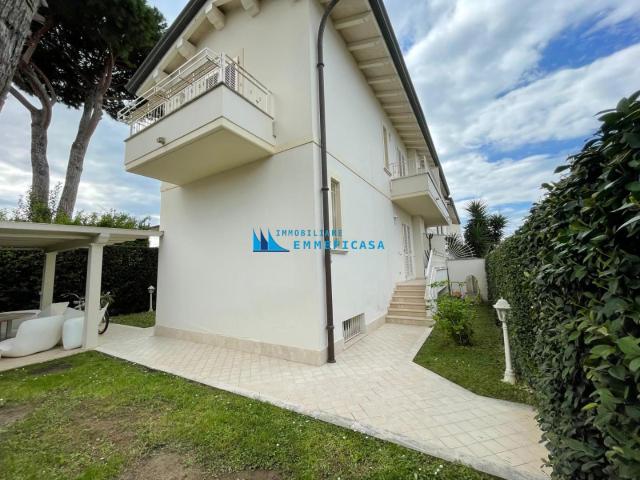 Villa Bifamiliare con giardino, Montignoso cinquale