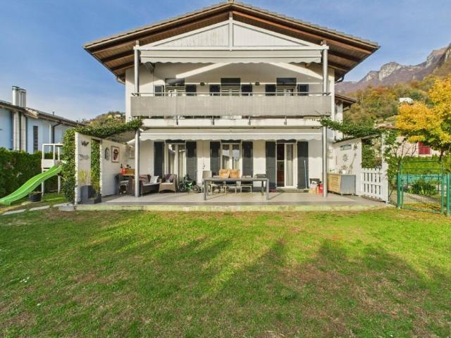 Villa Bifamiliare con grandi spazi interni ed esterni