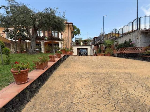 Villa Bifamiliare di 182 mq a Centro Pedara
