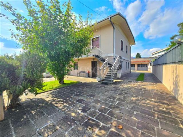Villa Bifamiliare di 200 mq a Centro Concesio