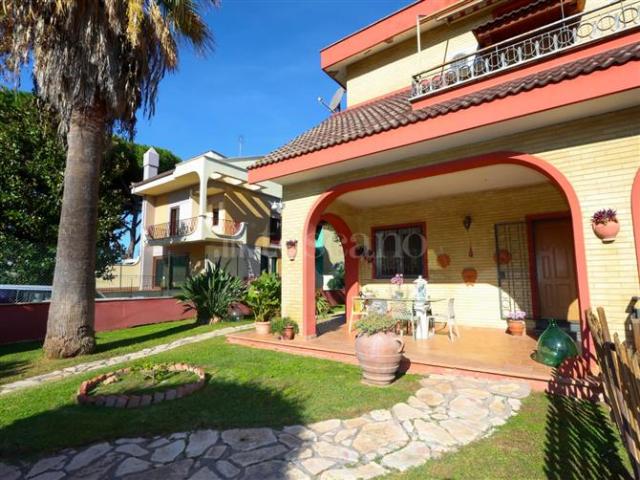 Villa Bifamiliare di 300 mq a Axa, Casal Palocco, Infernetto Roma