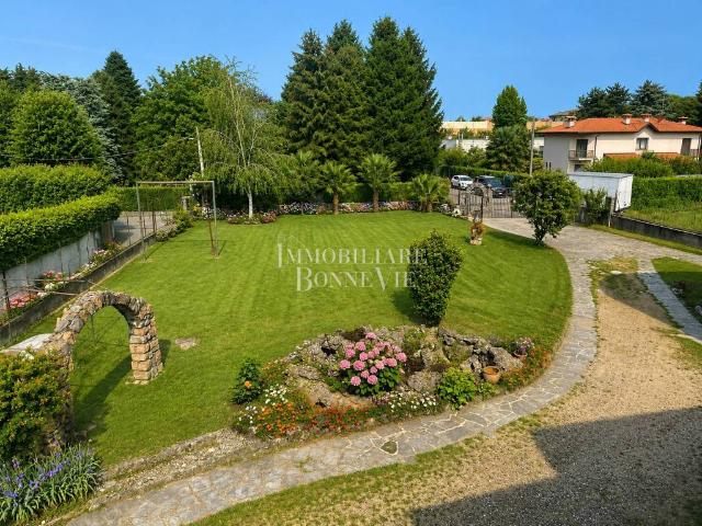 Villa bifamiliare in vendita a Cadorago via Armando Diaz, 48
