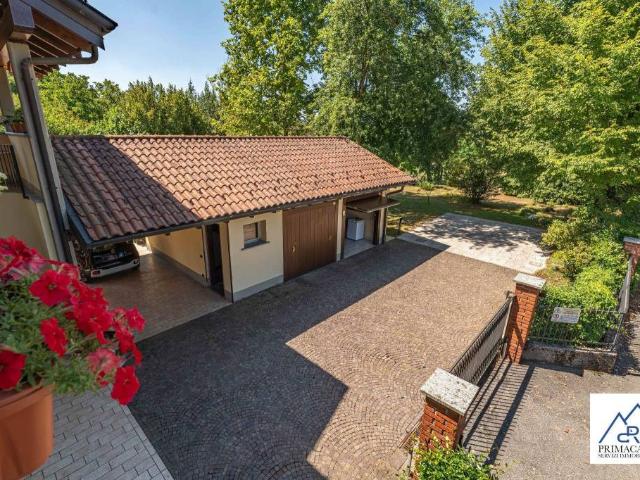 Villa bifamiliare in vendita a Cadrezzate con Osmate via Baraggiola