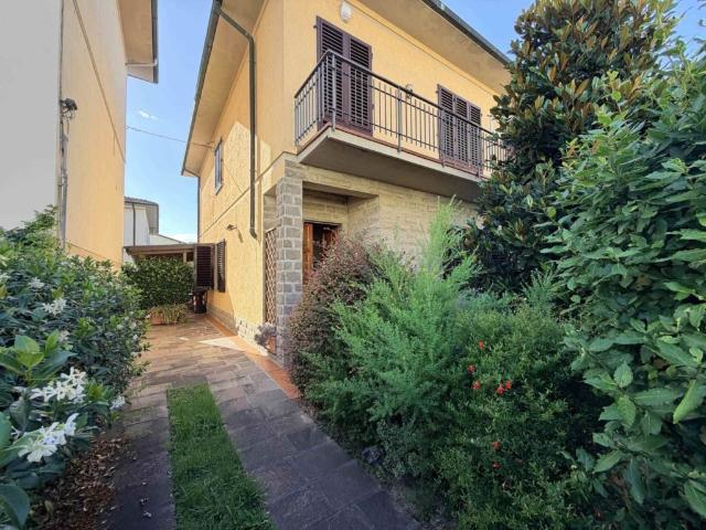 Villa bifamiliare in vendita a Campi Bisenzio