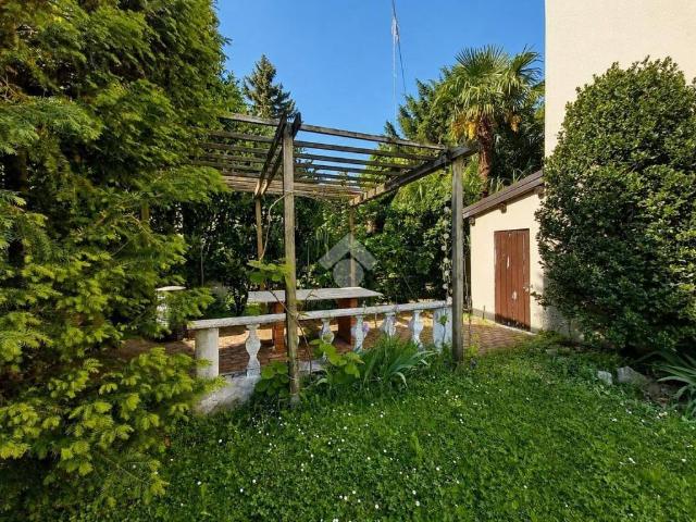 Villa bifamiliare in vendita a Canzo via Arcellazzi, 9