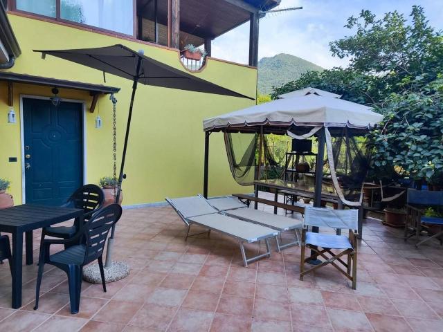 Villa bifamiliare in vendita a Carrara
